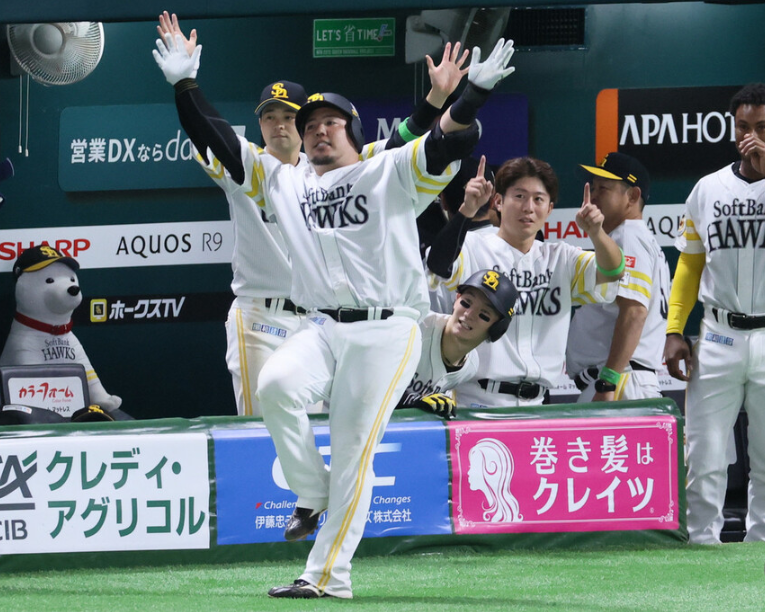 241016 오늘의 NPB 1차전부터 3홈런, 리그 우승팀의 파워를 보인 소프트뱅크 호크스 外