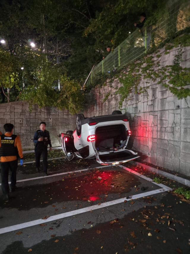 50대 음주운전자 도로서 핸들 꺾다 ‘<b>경찰청</b>’ <b>주차장</b>으로 추락