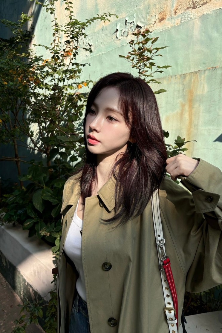 에스파 카리나 공항패션 & 인스타그램 가을 패션 코디 프라다 트렌치코트, 탱크탑, 부츠 추천!