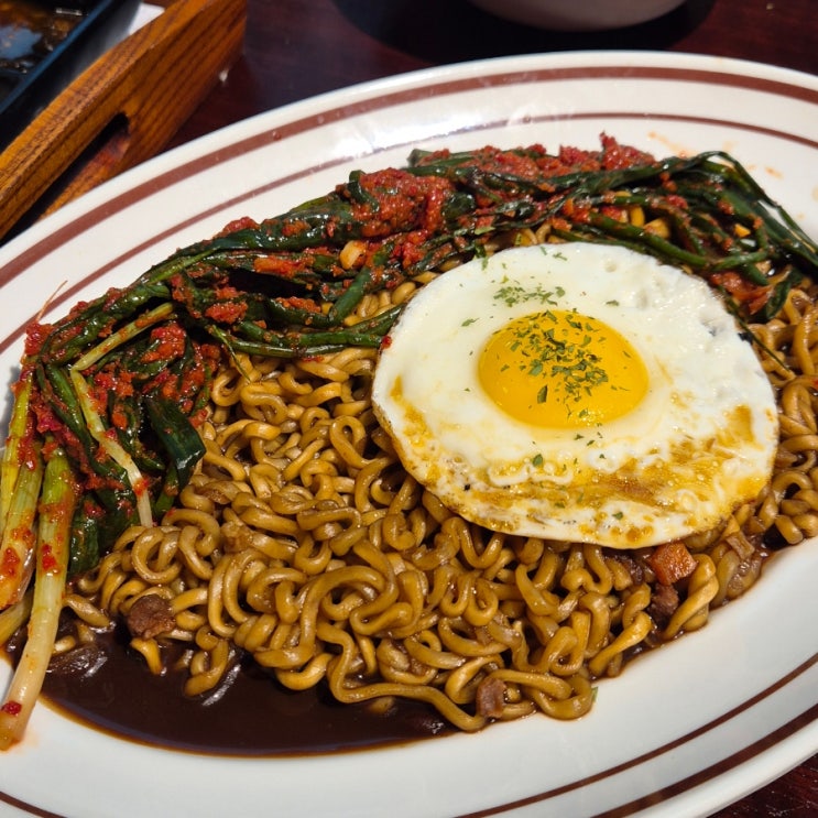  구디 술집 닭장맥주 반반치킨에 떡볶이 파김치짜파게티