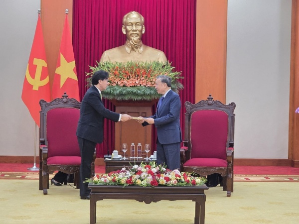 <b>또 럼</b> 베트남 당서기장, 윤 대통령 조기<b>방한</b> 초청 ‘흔쾌히’ 수락
