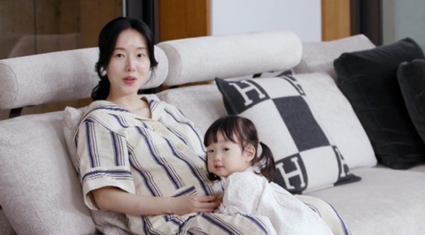 포스 남다르네…연하 <b>남편</b>에게 발마사지 받는 여유 ('<b>편스토랑</b>')