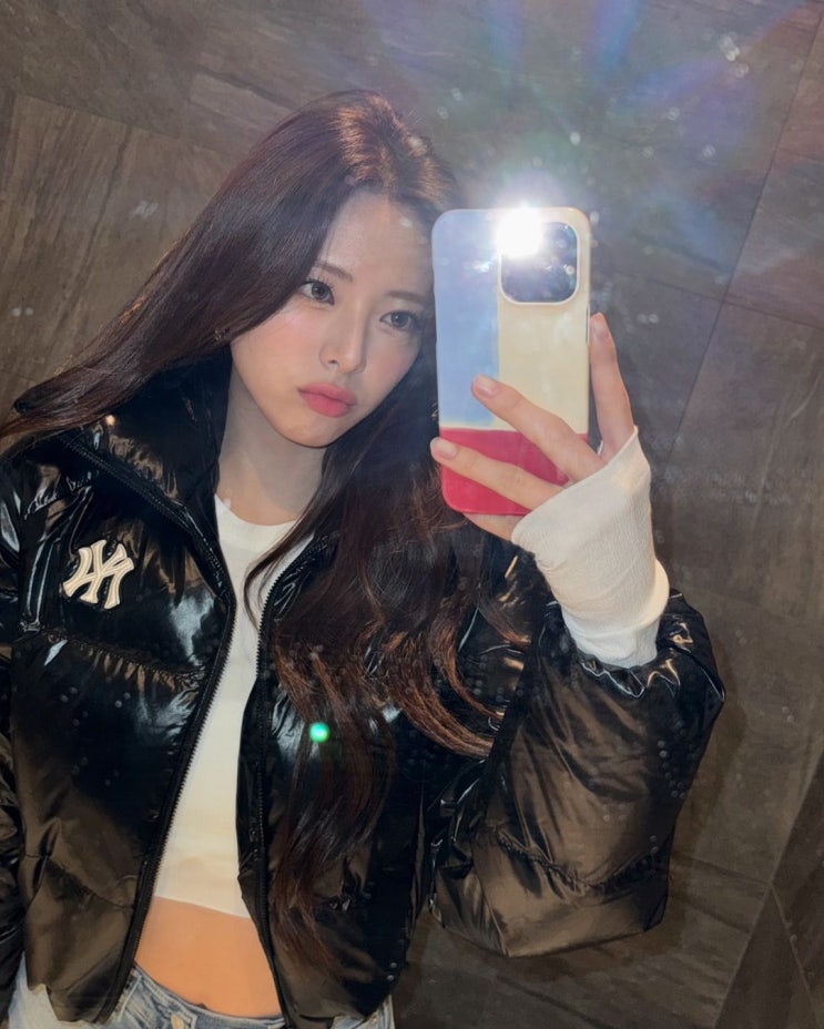  캐주얼 겨울 아우터 추천! 있지 유나 인스타그램 패션 코디 MLB 여성 크롭 유광 커브 패딩