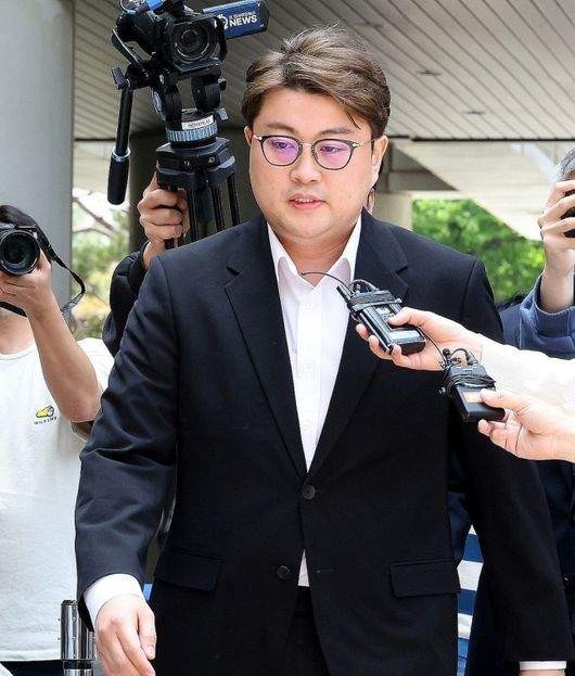 트로트 가수 <b>김호중</b>, 음주 뺑소니 혐의로 <b>구속 연장</b>… 사건의... 