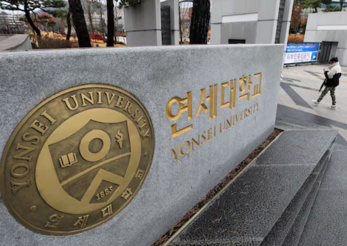 <b>연세대 수험생</b> 양심 선언 “논술문제 3개 다른 수험생에 문자... 