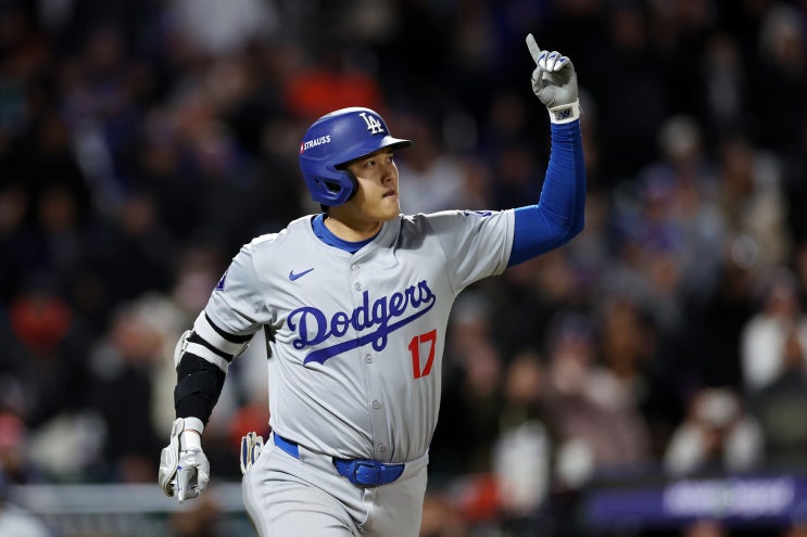 17) <b>오타니</b> 쐐기 스리런 폭발…다저스 NLCS <b>3차전</b> 승리!