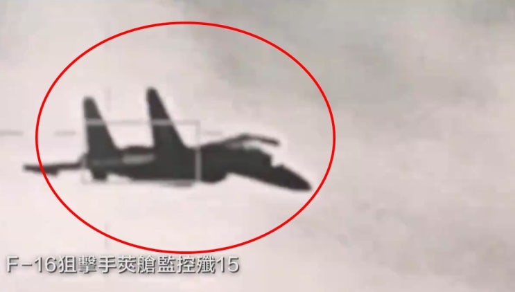 대만 공군 F-16 <b>전투기</b>, <b>중국</b>의 J-15를 <b>조준</b>?