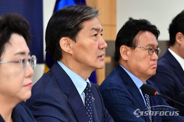 <b>조국</b>, 검찰 ‘김여사 불기소’ 처분에···“짜고 치는 고스톱... 