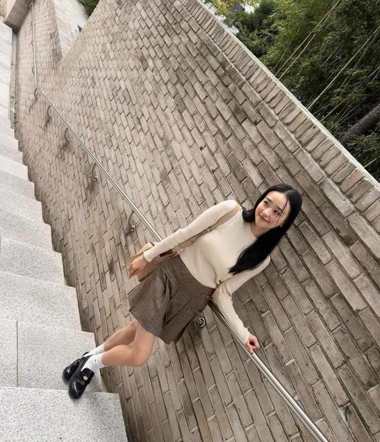  영한 엄마들이 따라하는 손연재의 센스가 묻어나오는 편한 명품 브랜드 구두 미우미우의 여자 로퍼 양말 코디 정보