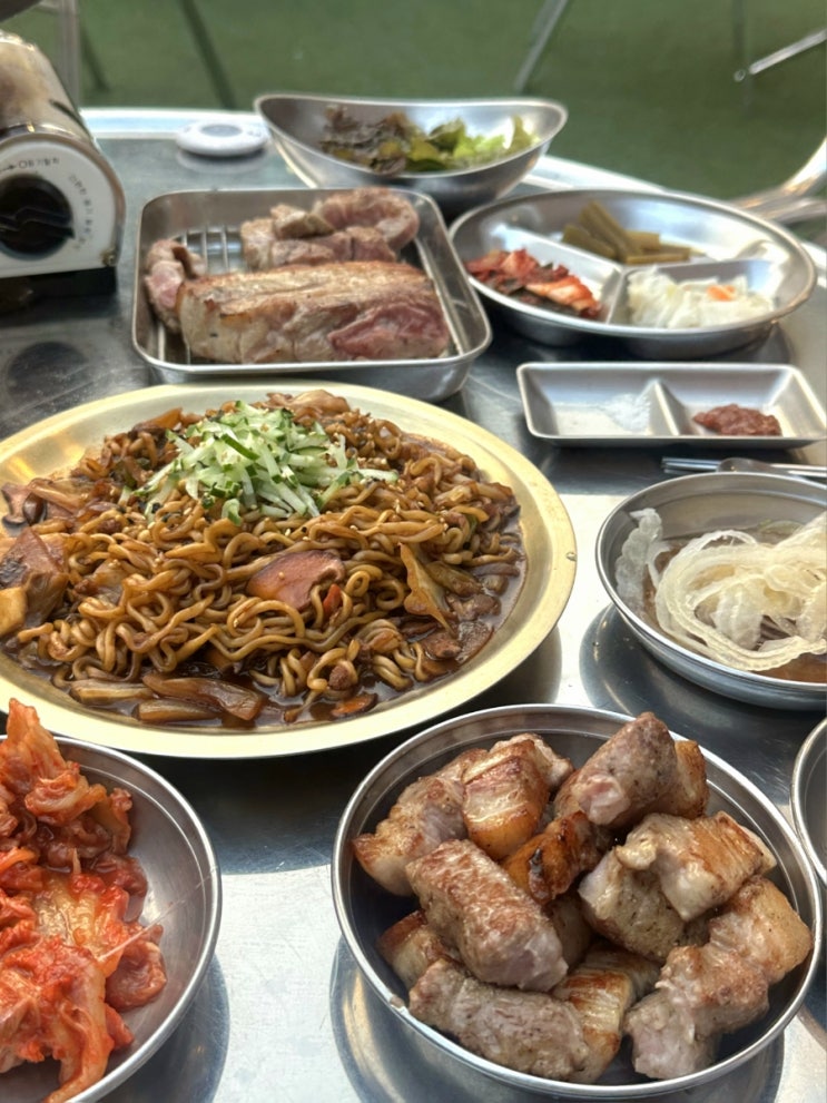  고기하다ㅣ골목 안에서 펼쳐지는 글램핑 느낌의 대학로 데이트