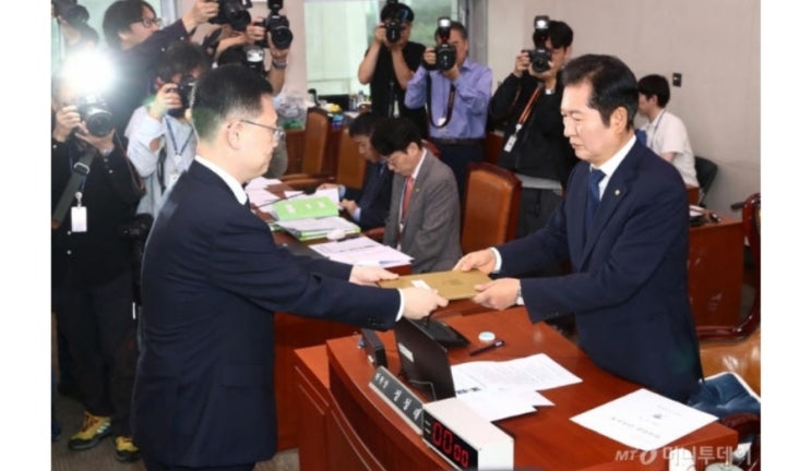 송석준 "<b>정청래</b>, 갑질 자제하라"에 <b>법사위</b> '발칵'…속기록... 