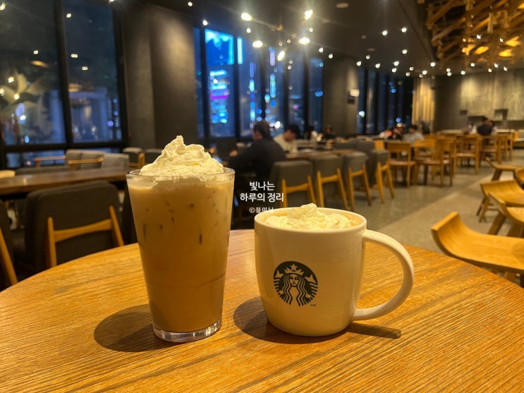 스타벅스 강남R점 겨울맛나는 화이트초콜릿모카 1+1
