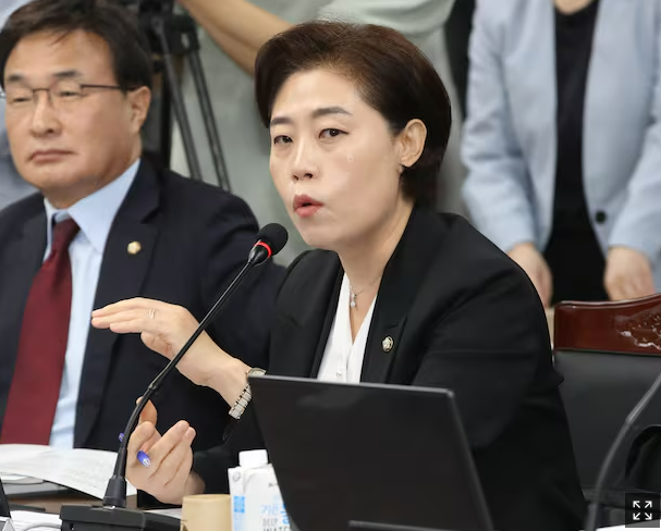 조국 일가, “<b>웅동학원 사회 환원</b> 5년째 '미적미적.'”