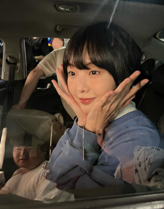  가을 향기 가득한 브라운 컬러의 스웨이드 가죽 치마로 지금 입기 딱 좋은 H라인 롱 스커트 코디 ft. 금새록