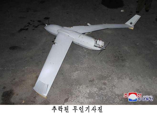 북한, 평양 침투 <b>무인기</b> 잔해 공개···“한국 <b>국군의날</b> 쓰인... 