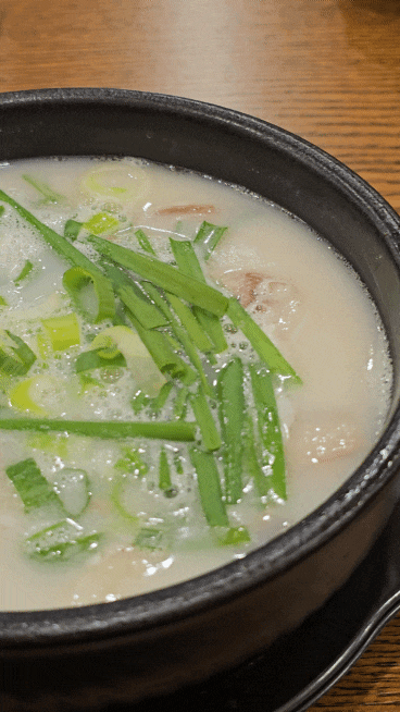  대구 대명동 김가네금달국밥 사골 육수를 맛볼 수 있다