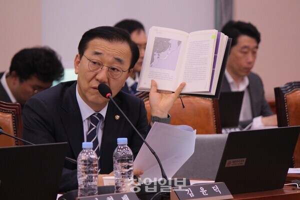 대한민국역사박물관, 일제 미화와 <b>5.18</b> 민주화운동 <b>왜곡 논란</b>