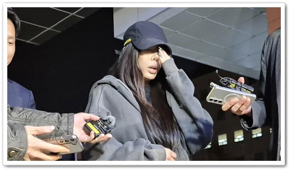 가수 <b>제시</b> 팬 <b>폭행 방관</b> 소속사와 계약 종료, 거짓말 논란 중