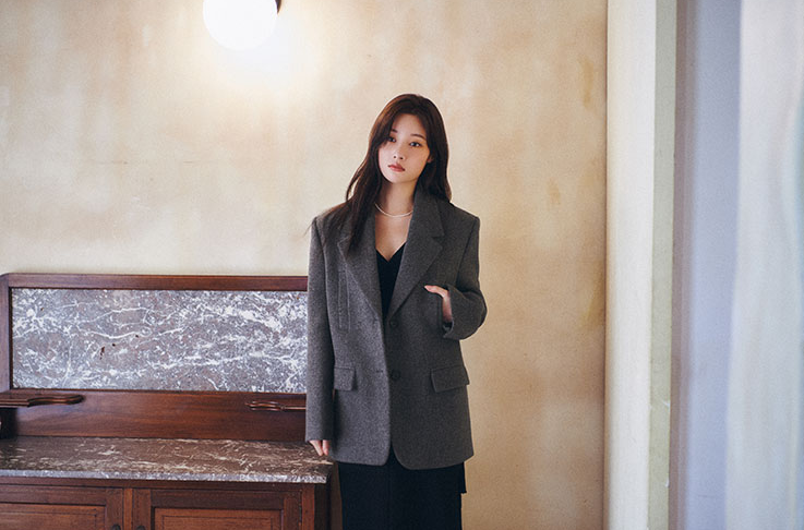  결혼식 여자 하객 패션으로 세련된 블레이저! 원피스와 함께 잘 어울리는 온앤온 여성 회색 자켓 코디 추천 w. 정채연