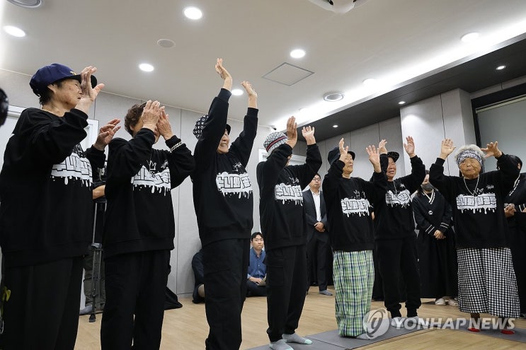 할매래퍼 '수니와칠공주' 마지막 완전체 공연…"하늘서 랩하길" 할매래퍼 '수니와칠공주' 마지막 완전체 공연…"하늘서 랩하길"