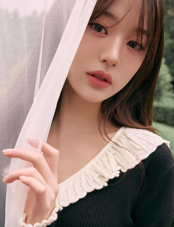  페미닌한 무드의 여친룩 완성에 딱인 여자 패션 브랜드 로라로라 니트 프릴 칼라 가디건 코디 추천 ft. 장원영