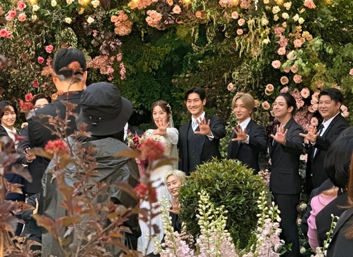 려욱 결혼식에서 9명 13명 15명 나눠 찍은거