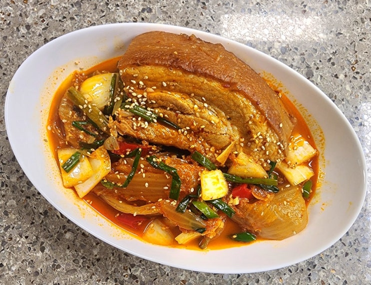  통삼겹 김치찜 만들기 - 시판 사골육수 넣으니깐 너무 맛있네