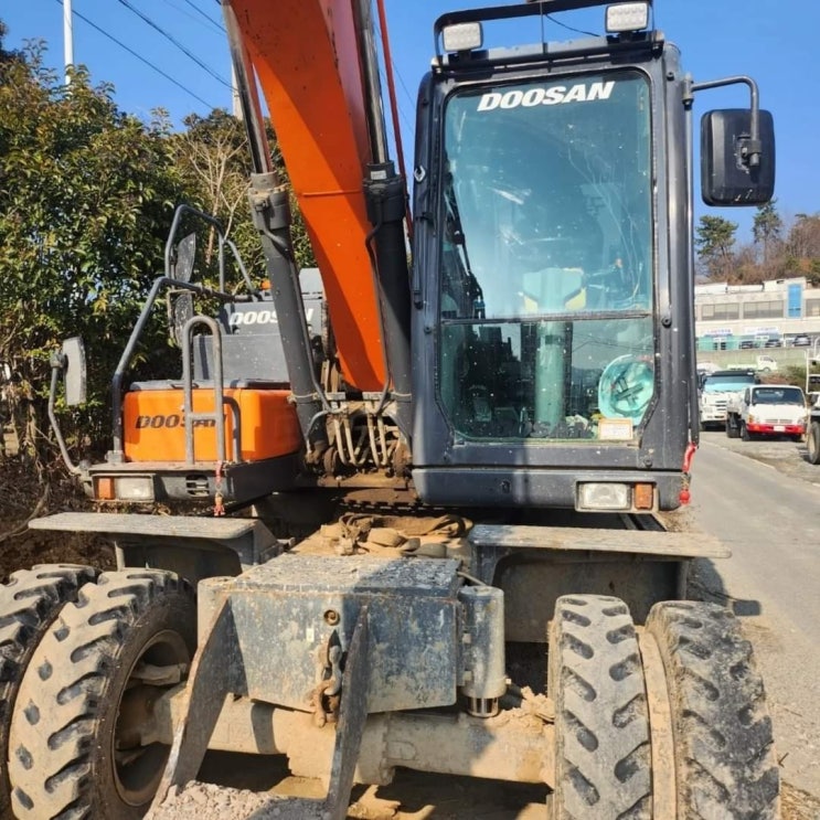 두산 DX140W-5K 2017년식 7000만원 판매합니다. 두산 DX140W-5K 2017년식 7000만원 판매합니다.