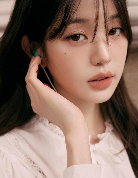  곧 다가올 연말 여자 소개팅룩에 입기 좋은 로라로라 셔츠 타입 화이트 레이스 블라우스 코디 추천 ft. 장원영