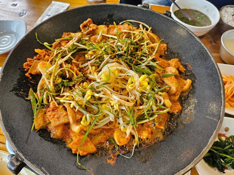 제주도 가시리 나목도 식당에서 두루치기를 먹다