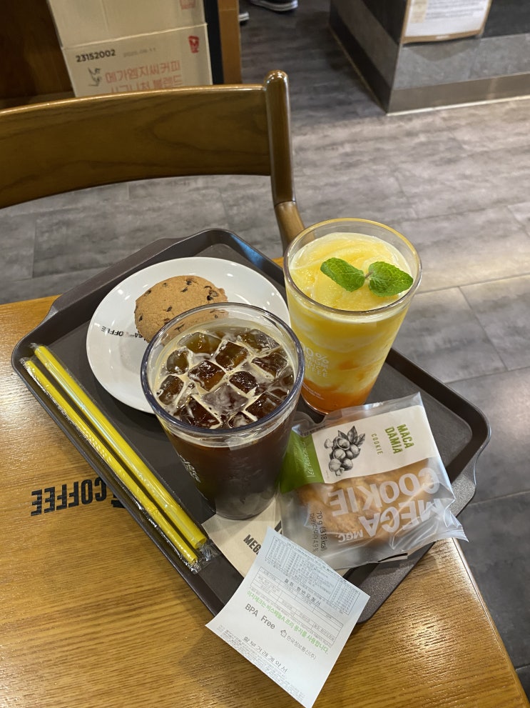  군산 수송동 카페 메가커피신메뉴 귤톡톡젤리스무디 브라우니머핀 귤스무디맛집 메가커피음료추천