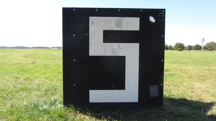  [AIM 2-3-13] 활주로 잔여거리 표지판 (Runway Distance Remaining Signs)
