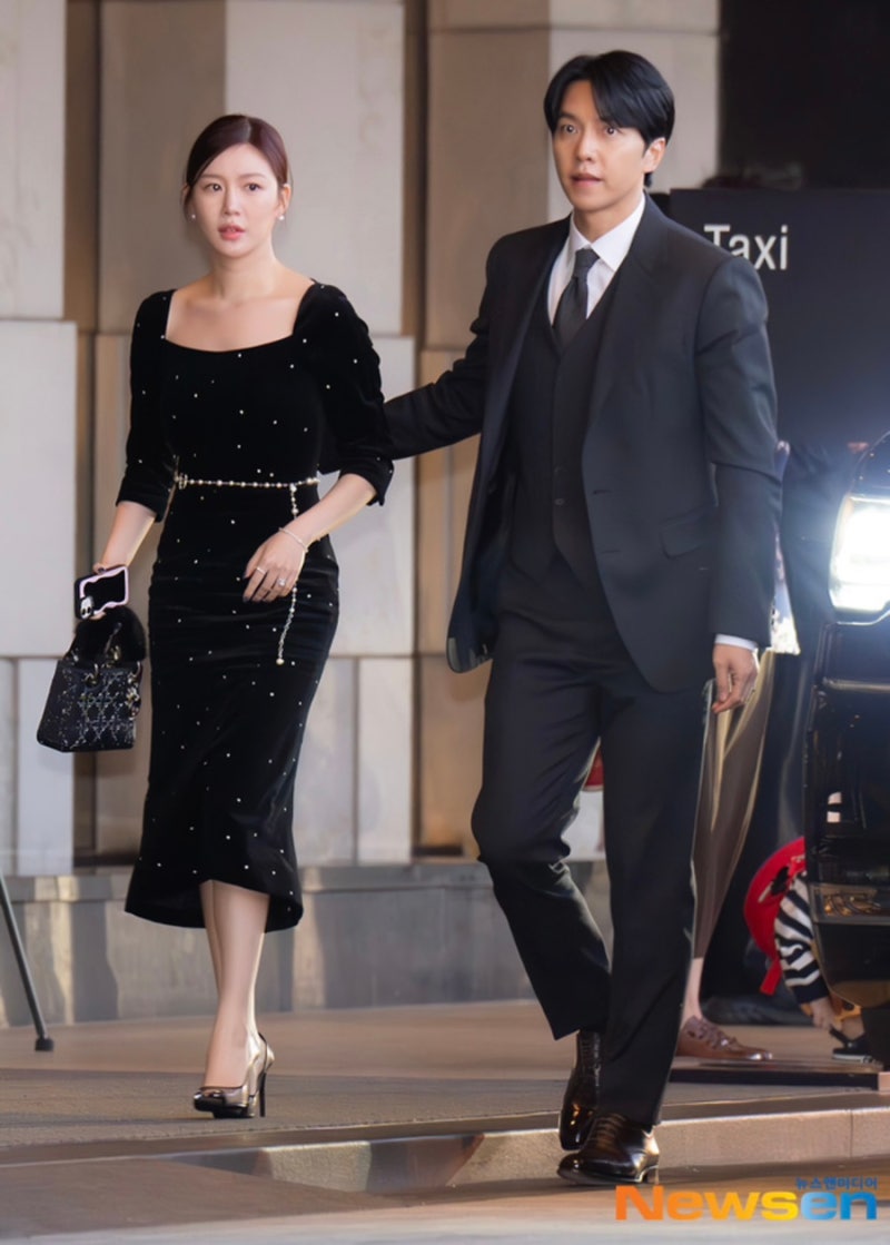 이승기 이다인 결혼 후 첫 투샷 디올 가방 800만원 조세호 결혼식 하객