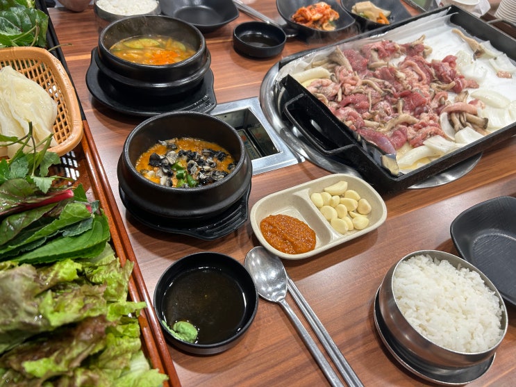  모듬쌈과 오리주물럭을 든든히 먹을 수 있는 청량리 신장개업 맛집 <산천무한쌈밥>(오리주물럭, 우렁쌈장>