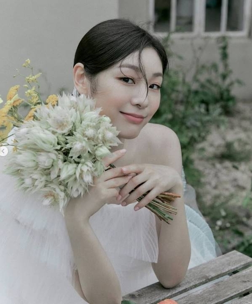 남편 군대 간 <b>김연아</b>...결혼 <b>2주년</b> 자축하며 올린 사진은?... 