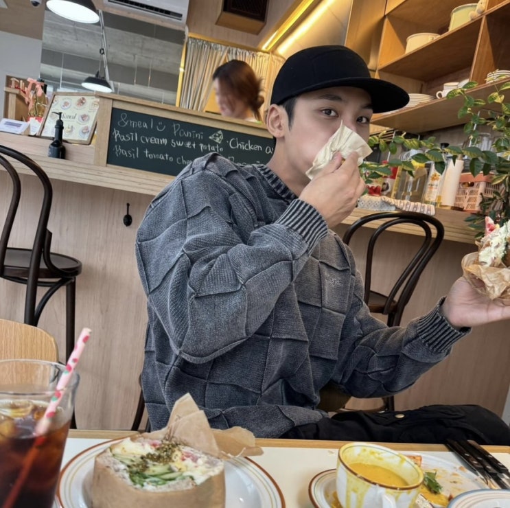  세븐틴 민규 인스타그램 데일리룩 코디 마하그리드 피그먼트 체커보드 니트 스웨터 블랙 추천!