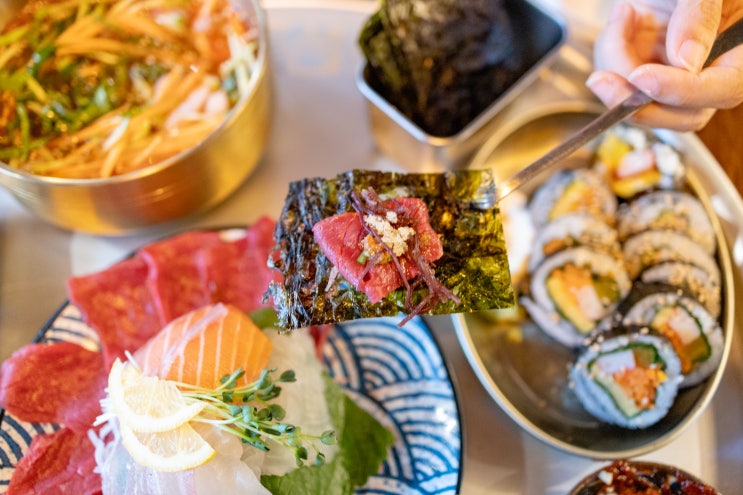  [신사역 맛집] 김밥과 육회, 숙성회 삼합으로 즐기는 가로수길 2층 술집, <바다포차돌섬 신사점>