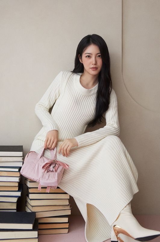  캠퍼스 여신 스타일로 20대 여자 대학생에게 인기인 가방을 찾는다면? 신예은이 PICK한 제이에스티나 발로 크로스백 추천