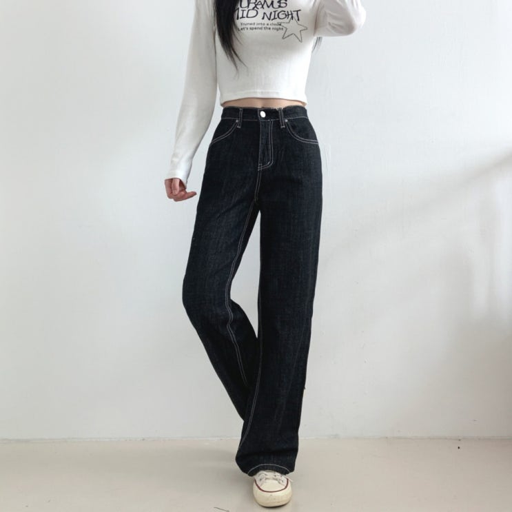  트렌디한 흑청 와이드 팬츠! 허리 밴딩과 생지 스티치로 완성된 블랙 데님 스타일