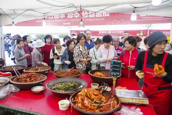  ‘우주 최광(光) 김치파티’ 광주김치축제 대박났네…관람객 6만8000여명과 8억원 매출 기록