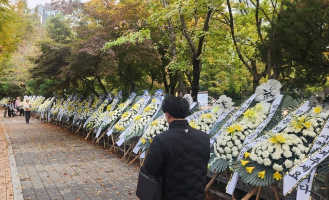 <b>시의원</b> 자녀 ‘모래 학폭’에 분노… 분당 <b>근조화환</b> 시위