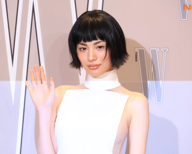  나나 과감한 의상의 백리스 드레스
