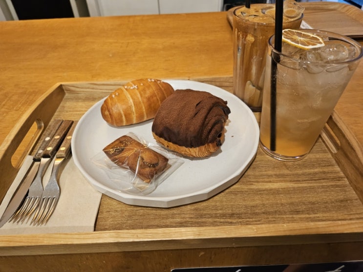  깔끔하고 단정한 분위기의 내부와 맛있는 커피 그리고 디저트가 있는 진주 평거동 카페 베어스츄리 내돈내산 후기