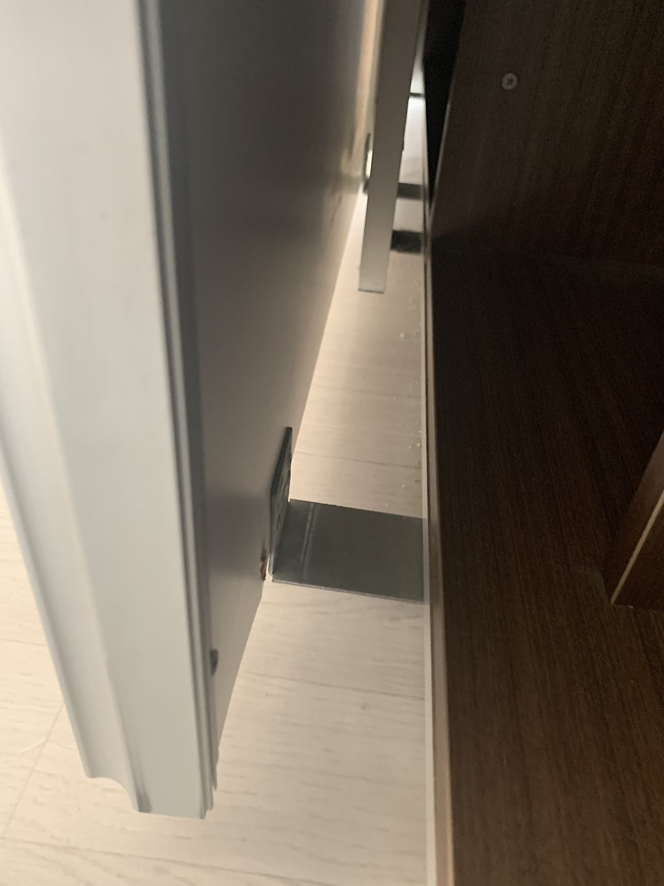 슬라이딩붙박이장 부품파손으로 교체작업