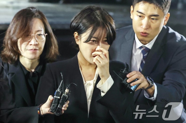 <b>문다혜</b> 어쩌다…음주운전·<b>불법</b>숙박·취업특혜 의혹 '검경 줄조사'