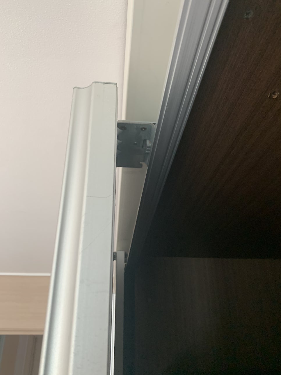슬라이딩붙박이장 부품파손으로 교체작업