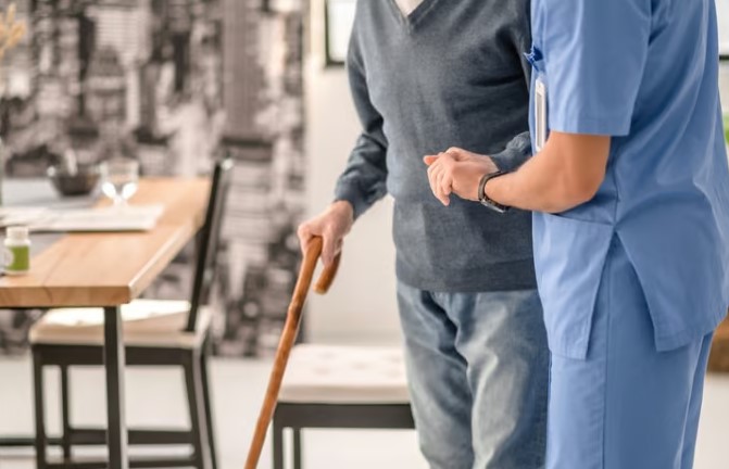 "월급 206만원, 편의점 알바가 낫다"…요양보호사 해법은 결국 외국인? "월급 206만원, 편의점 알바가 낫다"…요양보호사 해법은 결국 외국인?