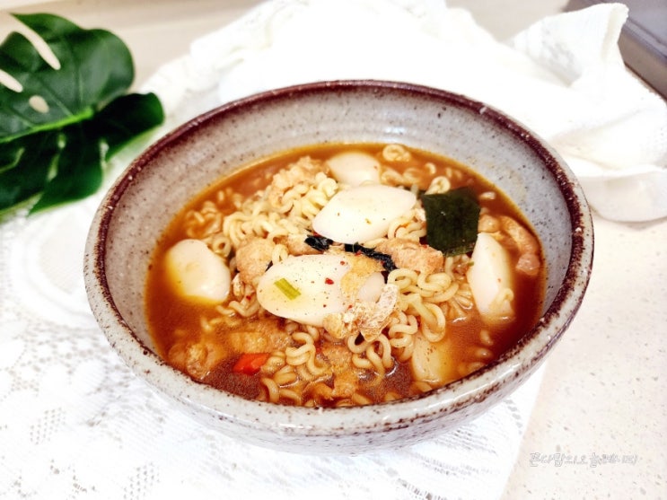  떡라면 레시피 사골분말 넣어 유부떡라면 맛있게 끓이는 방법
