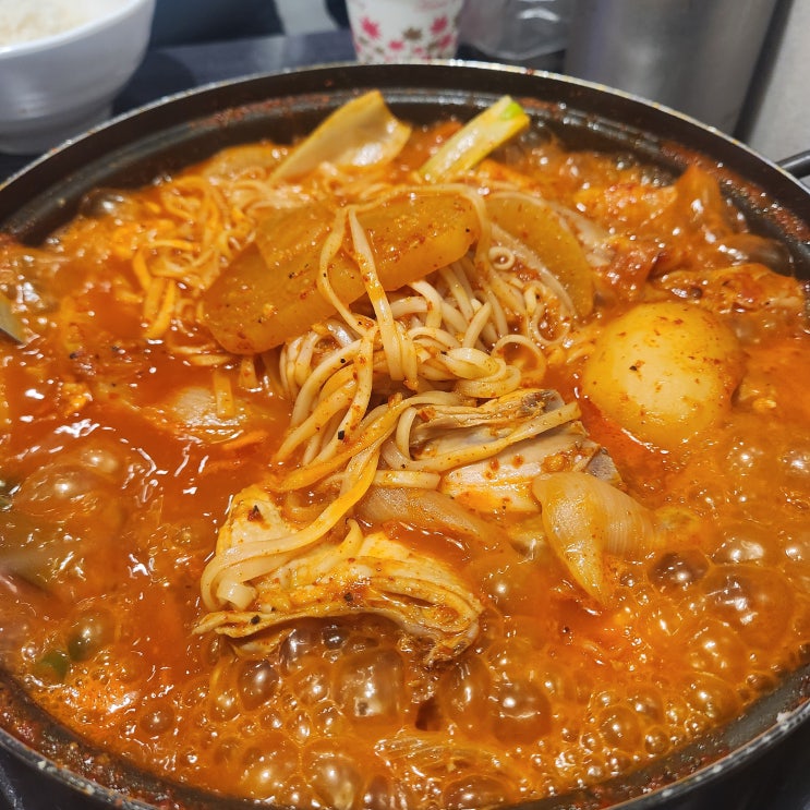  무가 들어가 시원한 감칠맛이 좋은 방이동맛집 '배가무닭볶음탕'