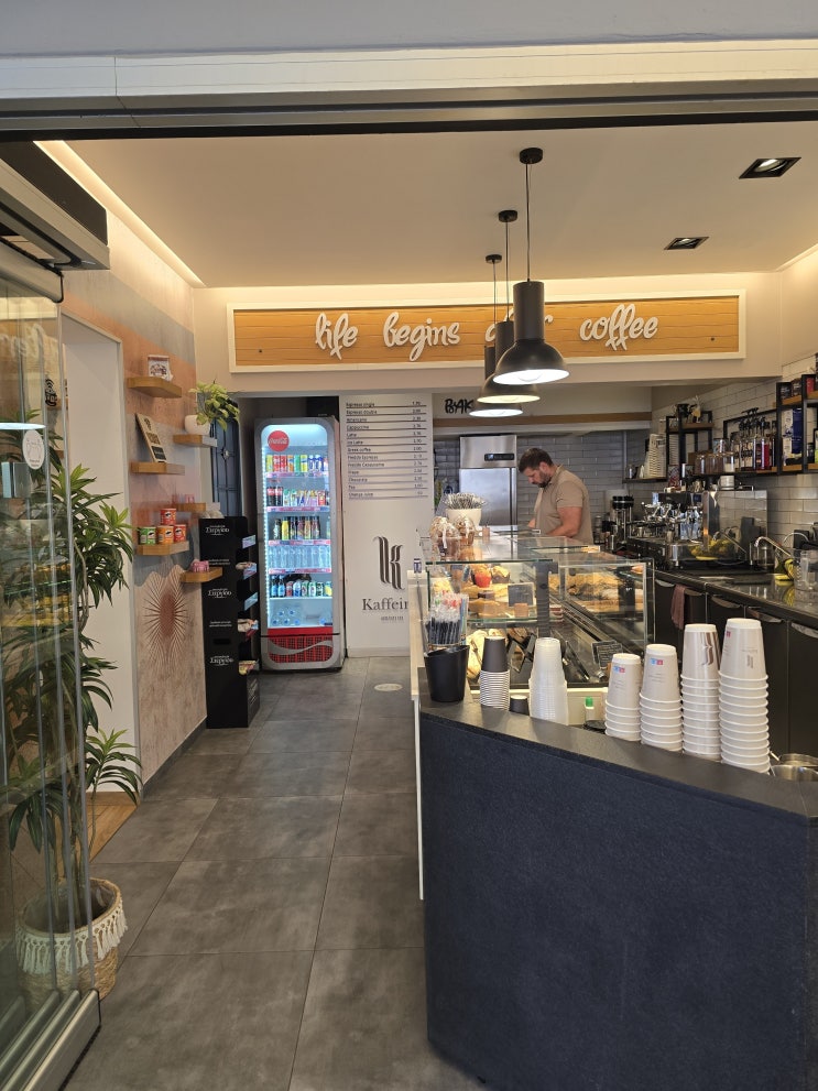 그리스 산토리니 피라마을 그릭커피 전문 카페  Kaffeine카페인